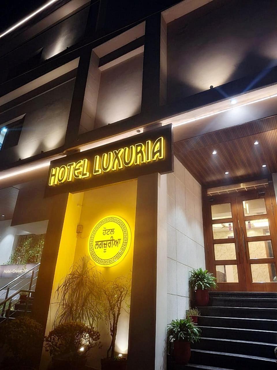 Hotel Luxuria Ludhijána Exteriér fotografie